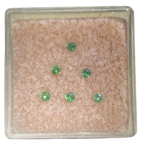 Tsavorite Garnet Parcel - 0.20ct 2mm Round - Picture 1 of 4